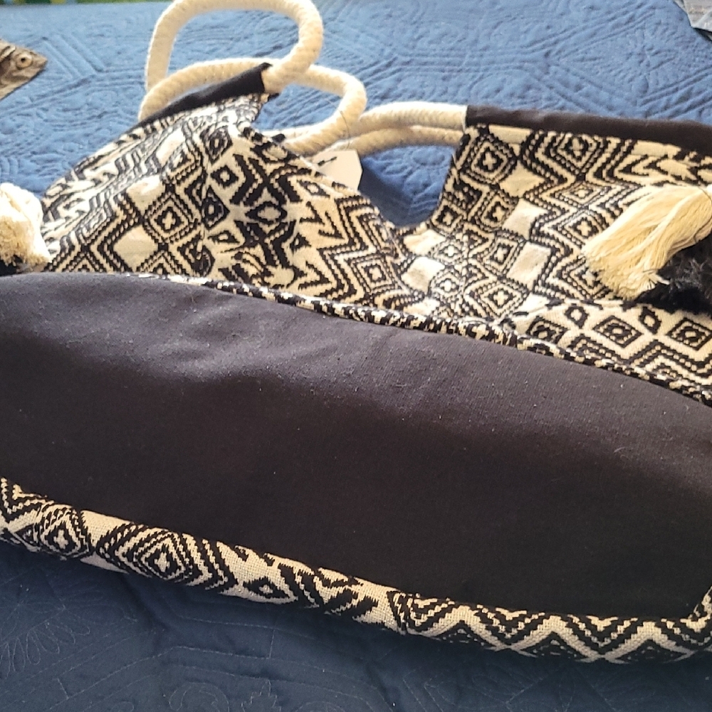 Chic Black and Off White Geo Patterned Tote Bag NEW! - Picture 8 of 14